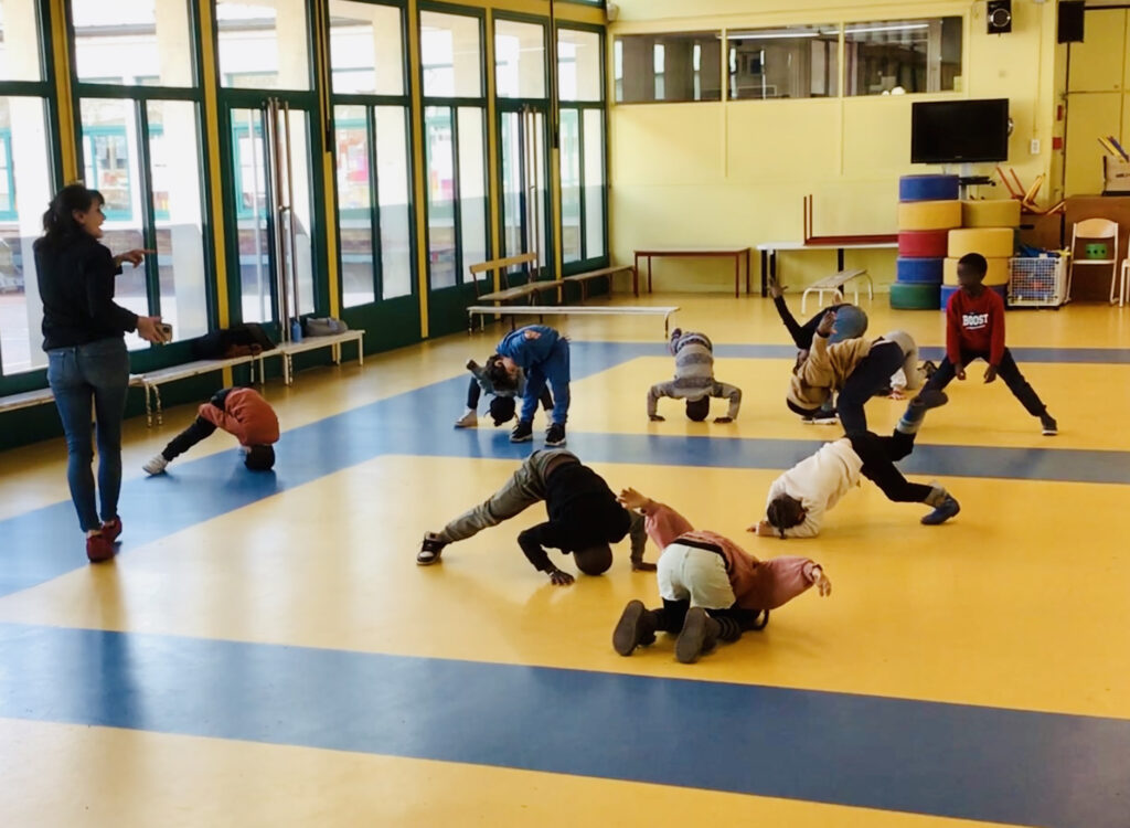 Des enfants en séance de danse