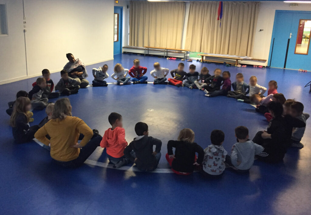 Des enfants en séance de danse