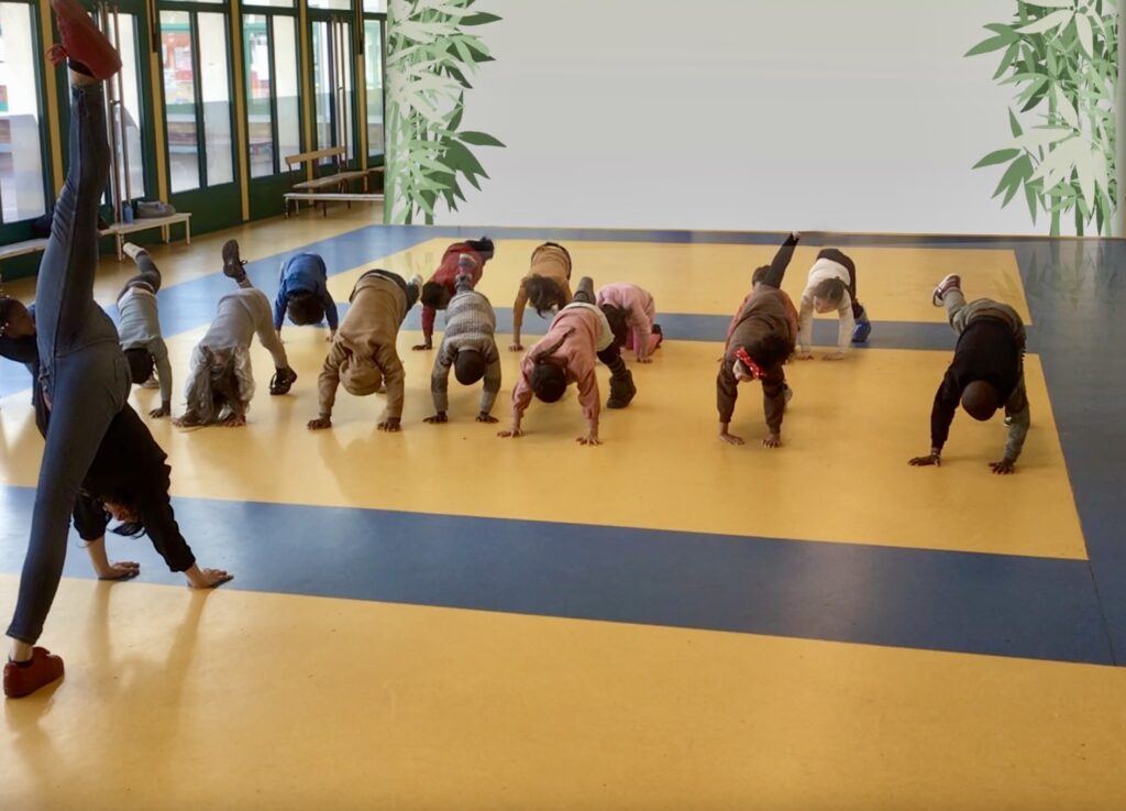 Des enfants en séance de danse